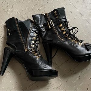 Juicy Couture 4in peep toe heels